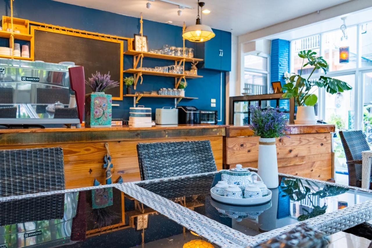 Meow Cat Cafe &